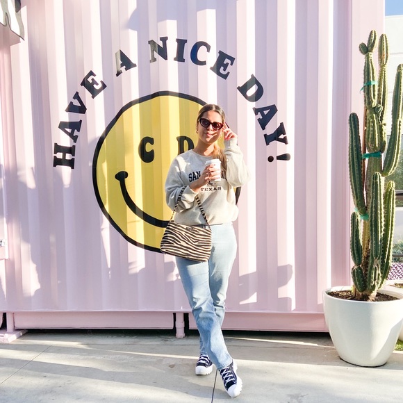 Meet your posher, Julia 💛 - Picture 9 of 16